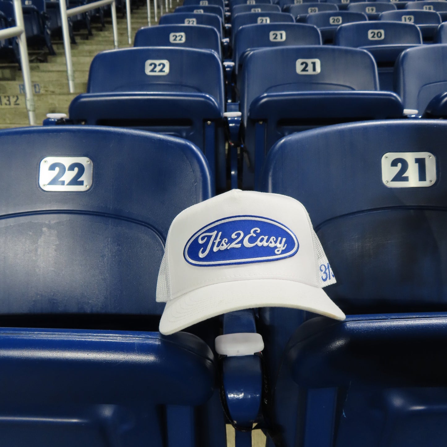 WHITE TRUCKER ICON HAT